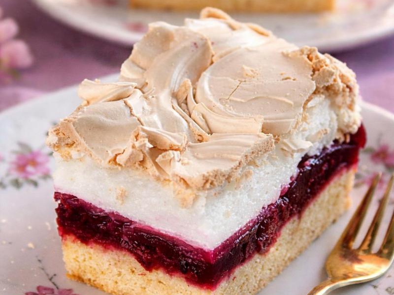 Kruche ciasto z wiśniami i bezą