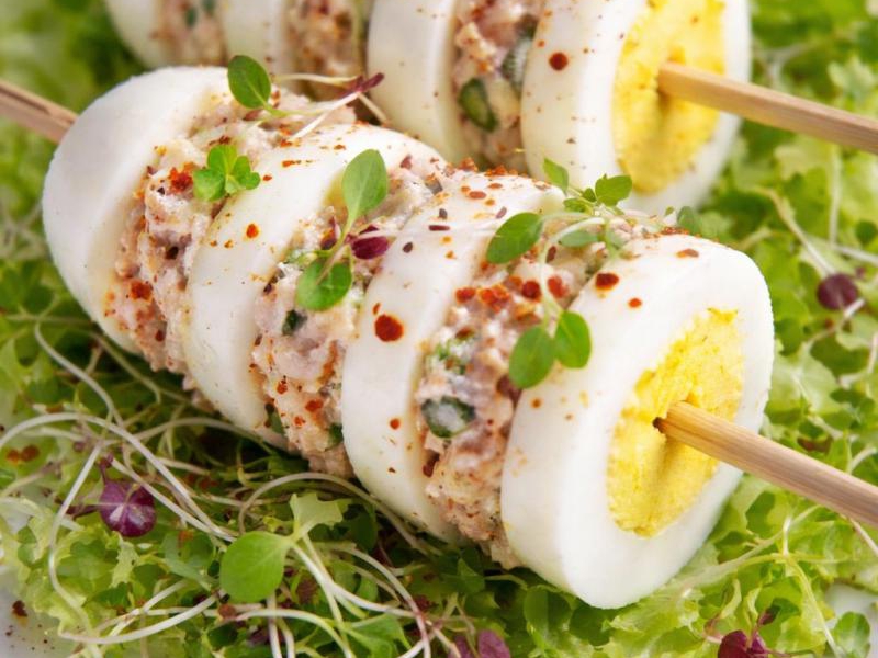 Szaszłyki z jajek z pastą z makreli