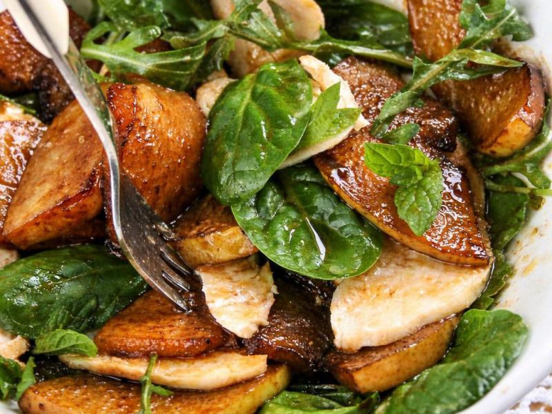 Sałatka z kurczakiem, karmelizowaną gruszką i szpinakiem baby