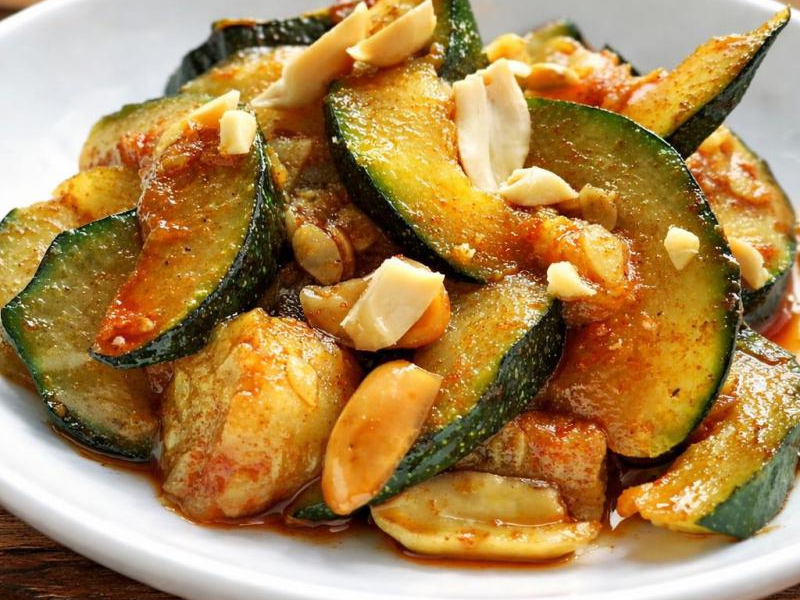 Cukinia z wędzoną papryką i orzeszkami ziemnymi