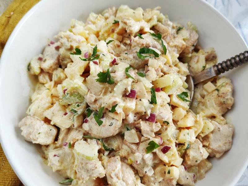 Sałatka z kurczakiem, ananasem i selerem naciowym