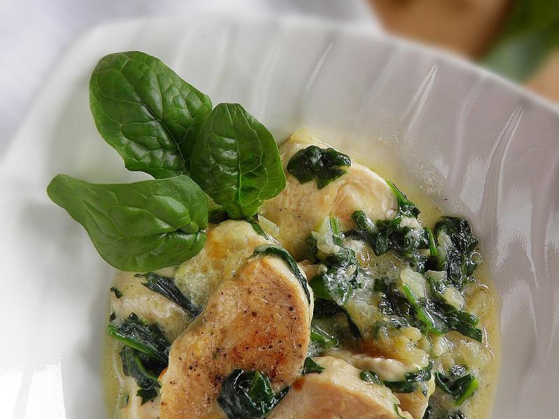 Polędwiczki z indyka duszone ze szpinakiem