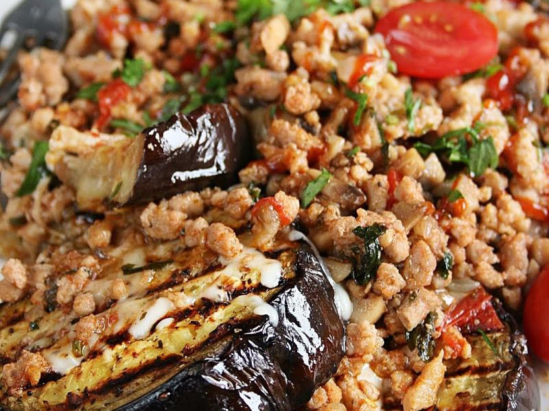 Grillowany bakłażan z mięsem mielonym, pomidorem i pieczarkami