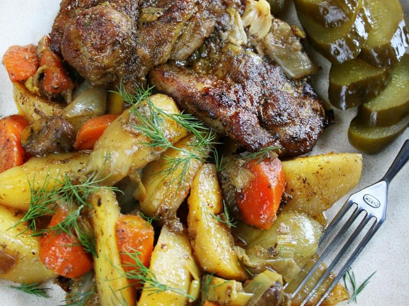 Karkówka pieczona z warzywami