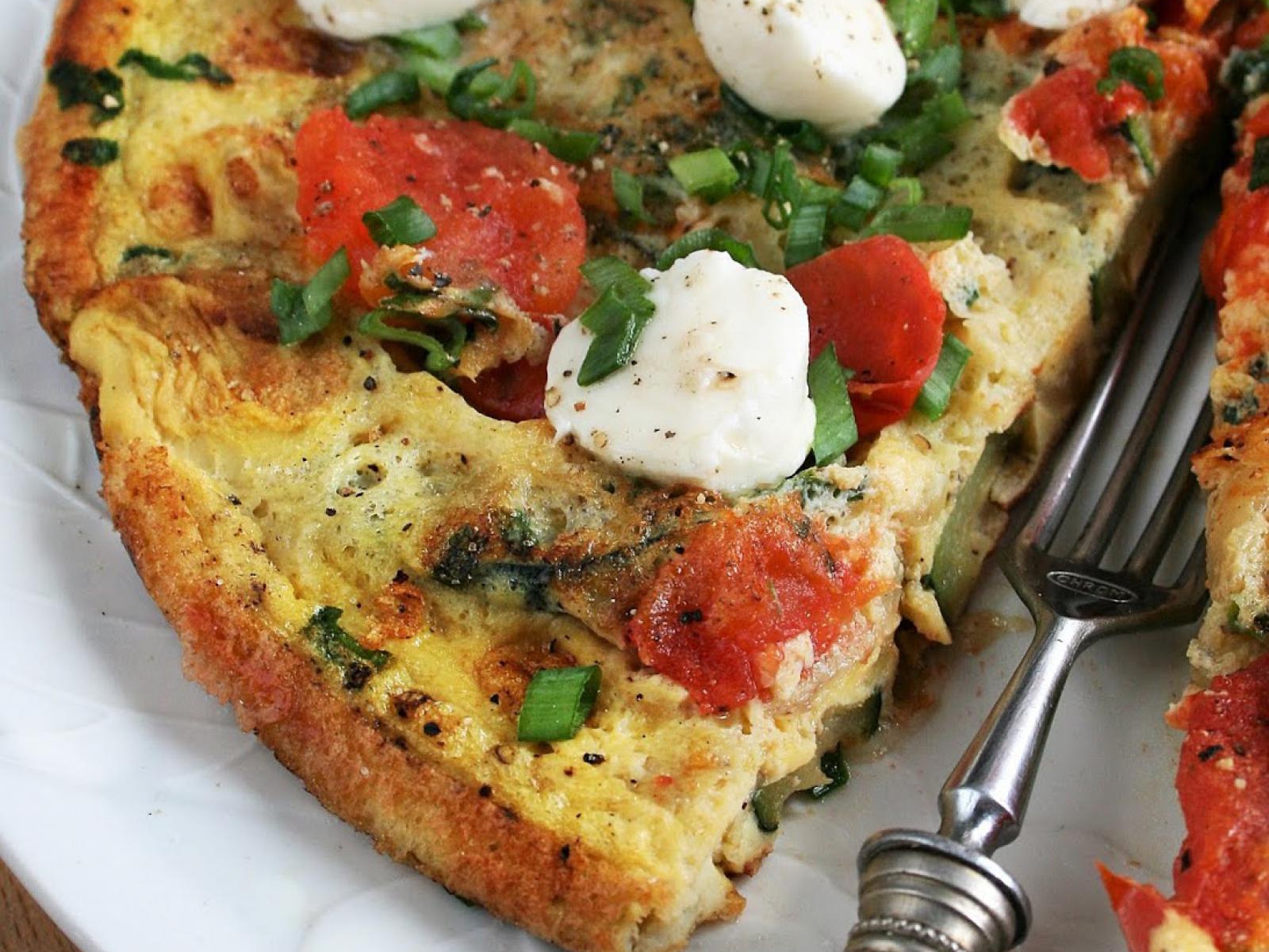 Omlet z cukinią, mozzarellą i pomidorkami koktajlowymi