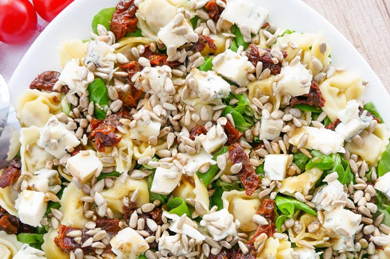 Sałatka z tortellini, roszponką i suszonymi pomidorami