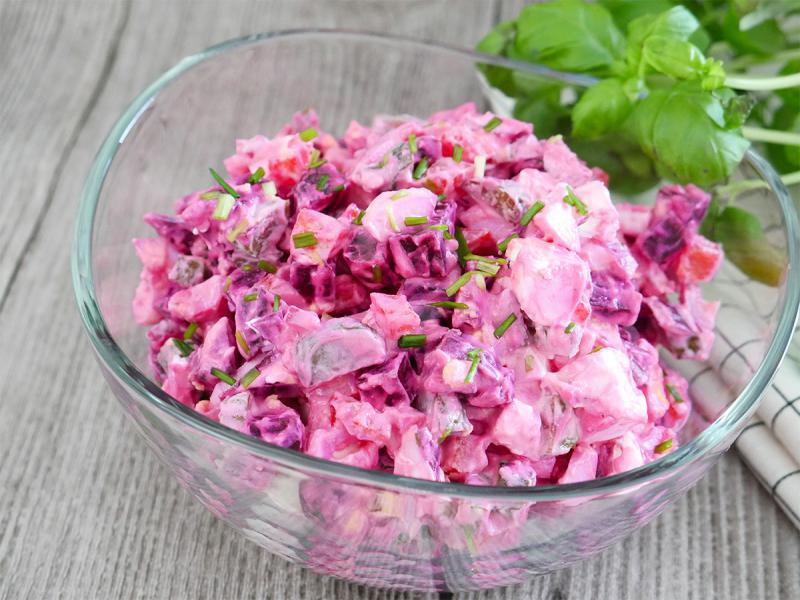 Sałatka jajeczna z burakiem