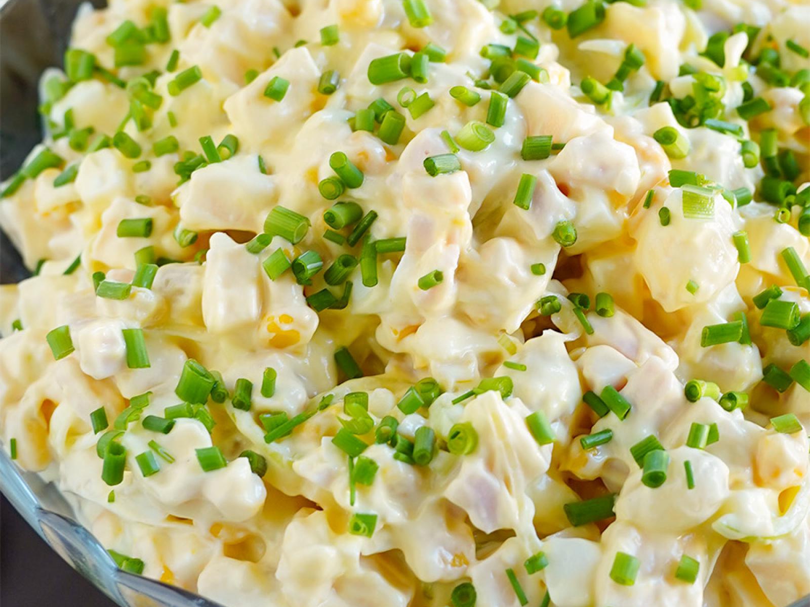 Sałatka z jajkiem, szynką i serem 