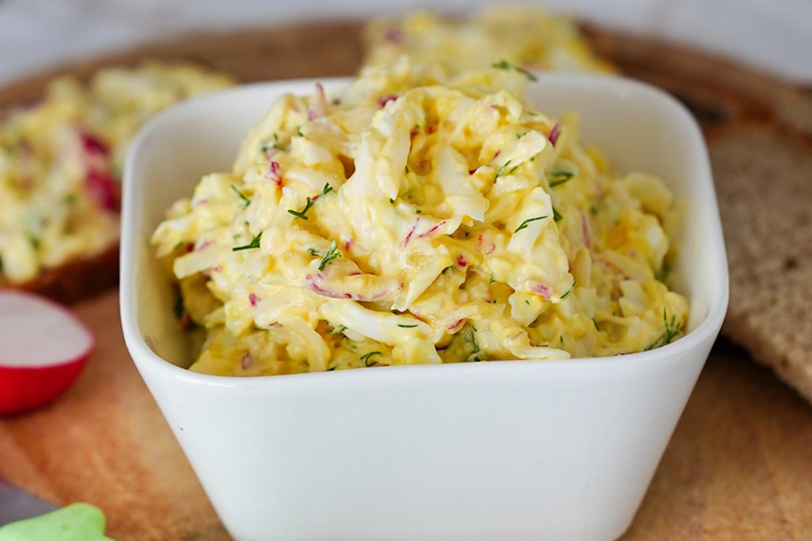 Pasta kanapkowa z jajkiem, rzodkiewką i serem