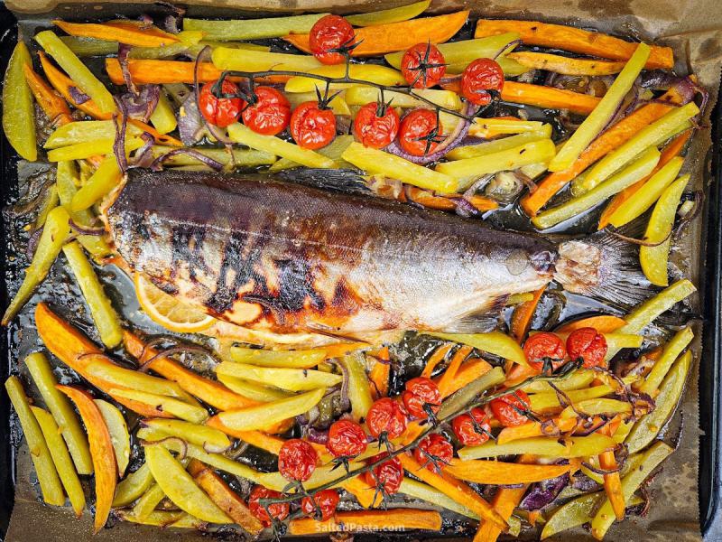 Pieczony dziki łosoś z warzywami