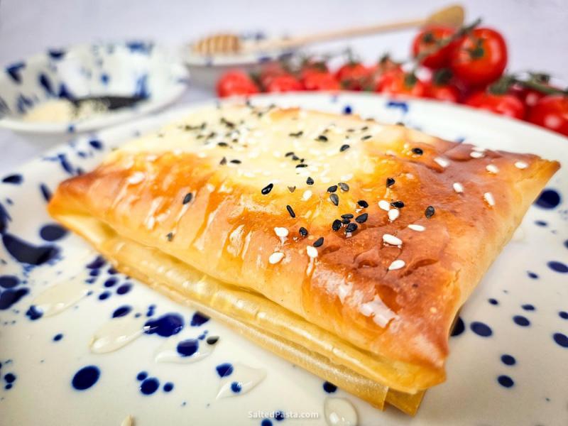 Feta Saganaki – zapiekana feta w cieście filo