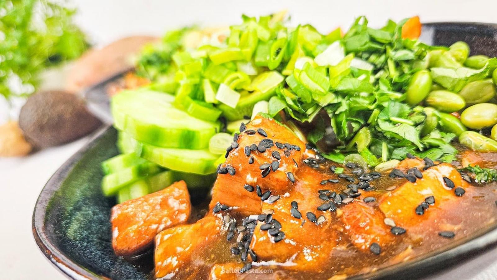 Poke bowl z łososiem teriyaki