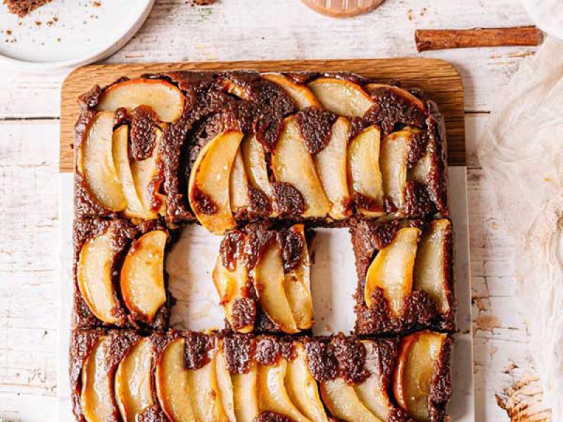 Odwrócone ciasto piernikowe z jabłkami