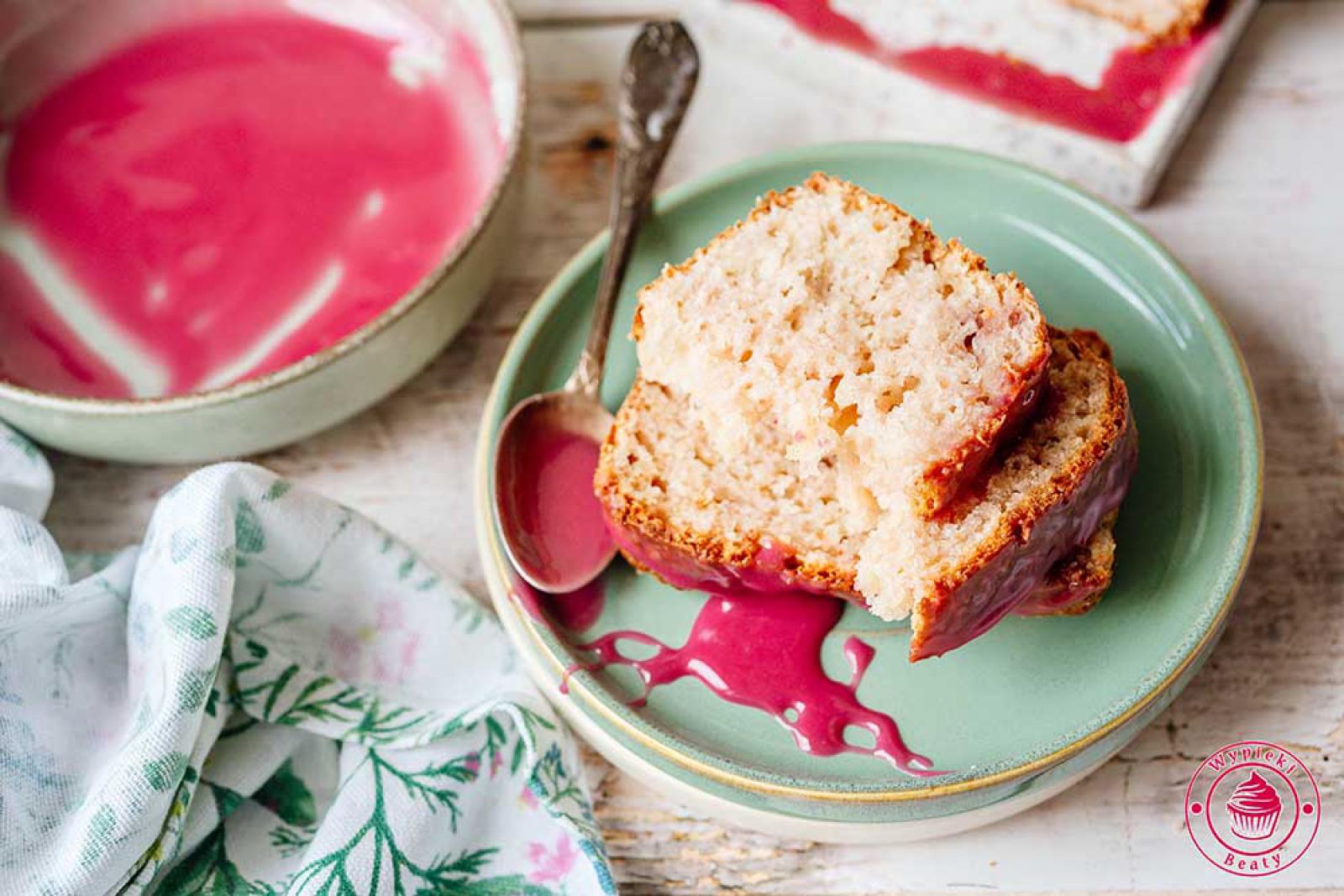 Babka malinowa z malinowym budyniem