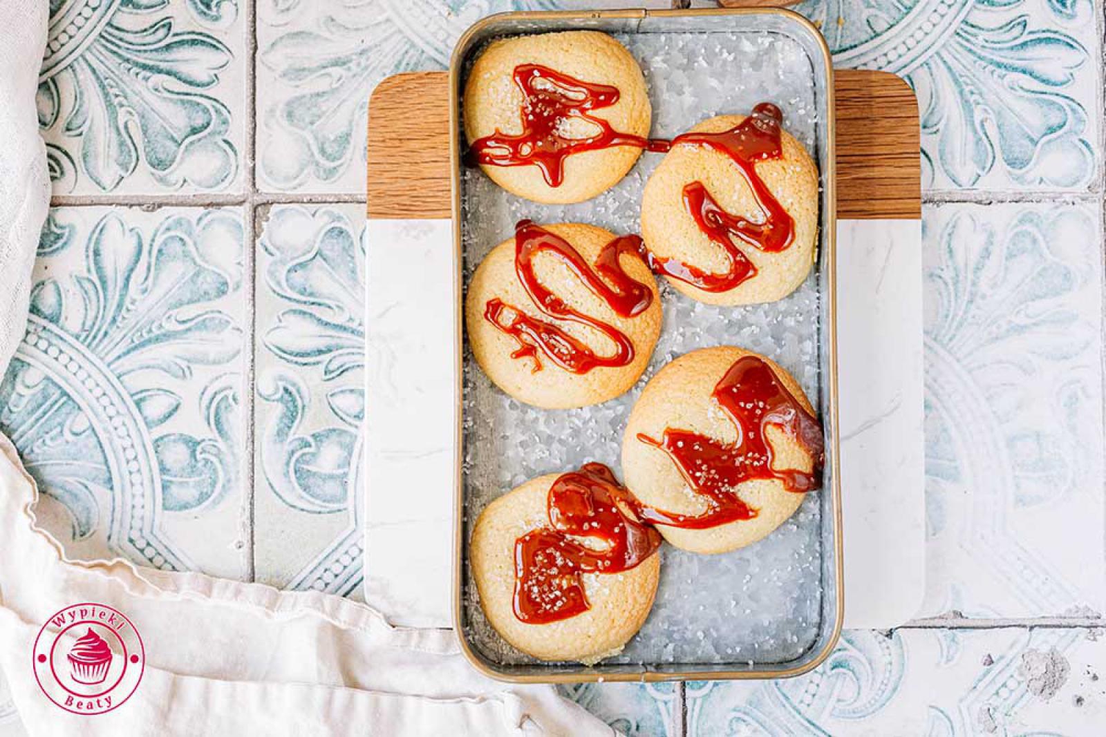 Miękkie ciastka ze słonym karmelem