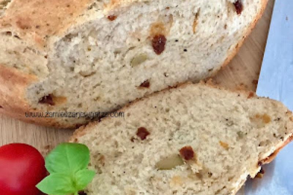 Chleb pszenno - żytni na drożdżach z suszonymi pomidorami i oliwkami