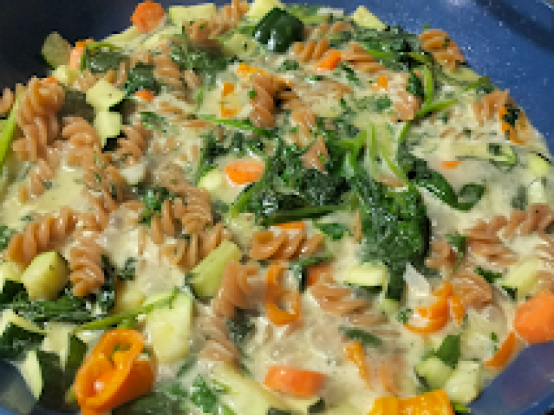 Duszone Warzywa w Sosie z Makaronem