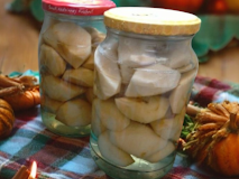 Kompot z Jabłek z Korzeniami