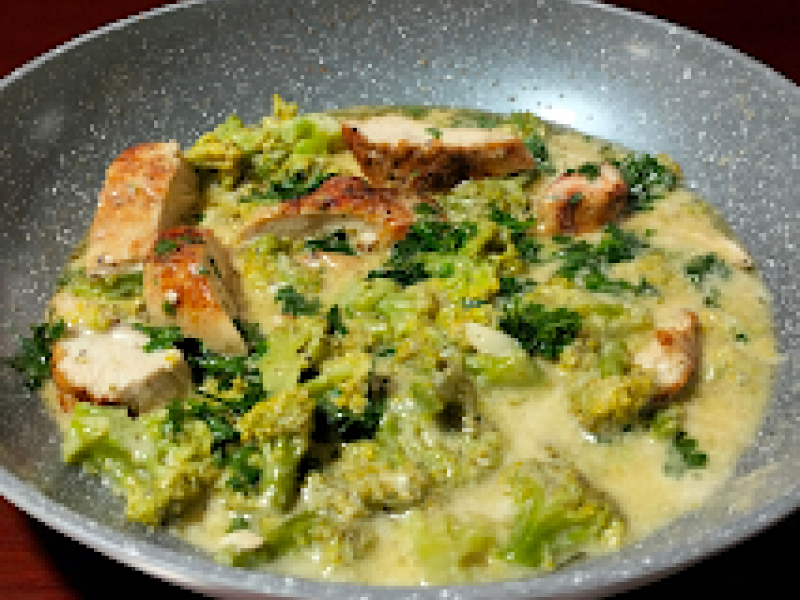 Kurczak Keto w Sosie z Brokułami