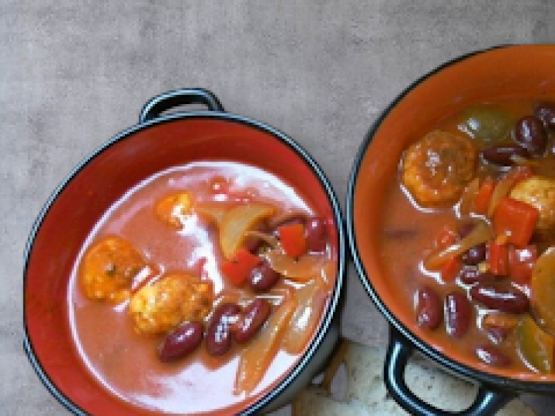 Kolorowy Gulasz z Klopsikami