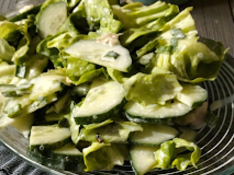 Lekka i Orzeźwiająca Sałata z Ogórkiem z Sosem Szczypiorkowym