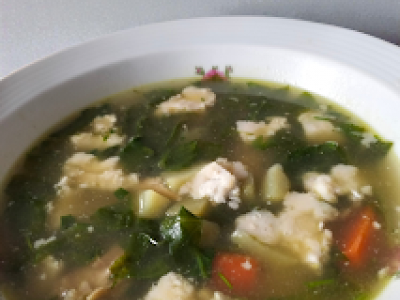 Rosolnik Szpinakowy z Kluskami Kładzionymi