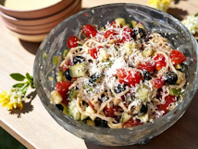 Lekka i Orzeźwiająca Sałatka Kalifornijska że Spaghetti