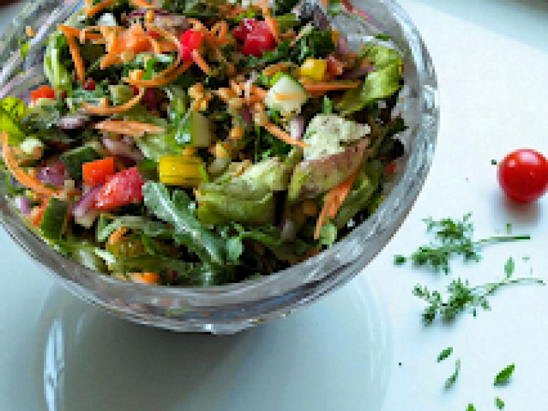 Lekka i Odświeżająca Sałatka z Soczewicy