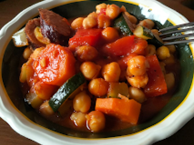 Dietetyczne Leczo z Ciecierzycą z Wędzoną Nutą