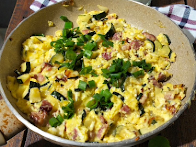 Jajecznica z Karczochem i Cukinią na Śmietance Wiejskiej