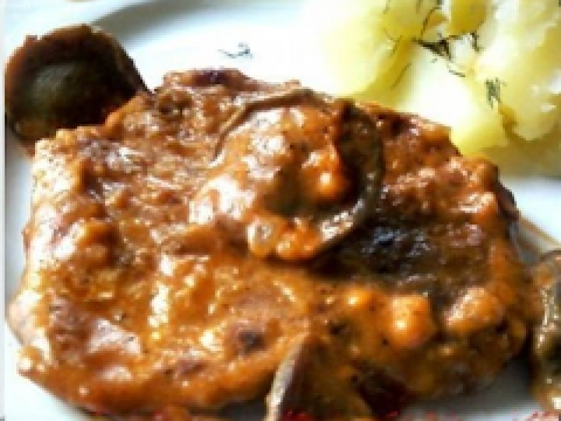 Zraziki z Sosem Pomidorowym z Majerankiem i Grzybkami Suszonymi.