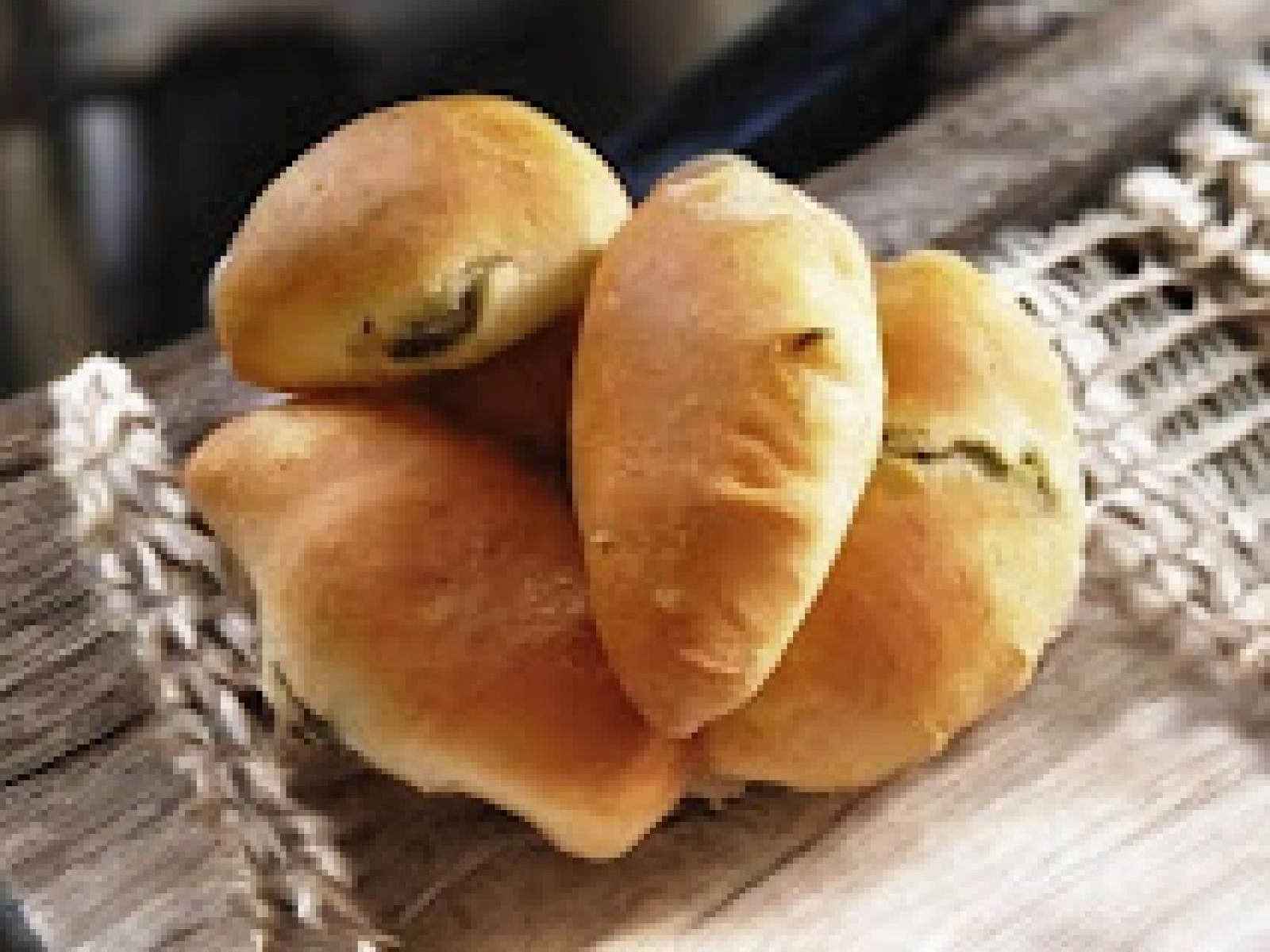Drożdżowe Pieczone Pierogi z Fetą i Szpinakiem