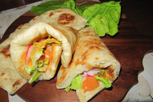 Chlebek Naan jako kebab