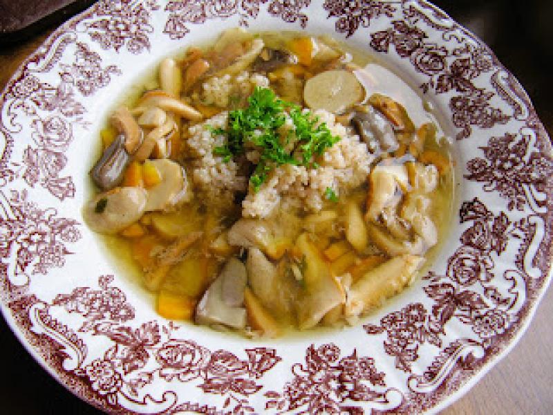 Zupa z grzybów leśnych z kaszą