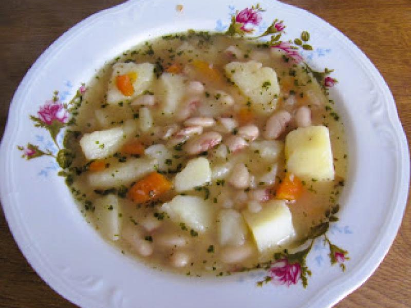 Zupa z fasoli z orzełkiem