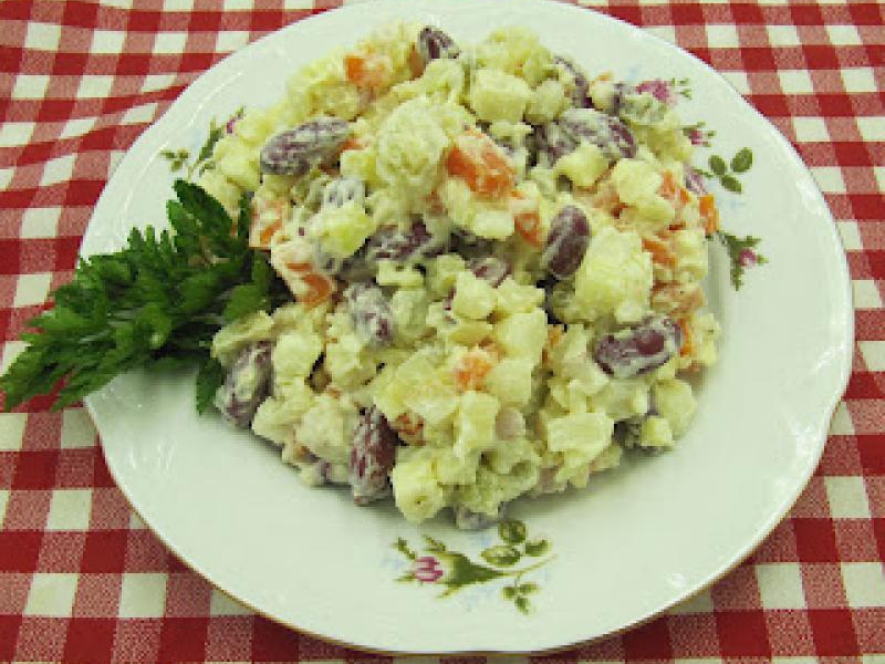 Sałatka z czerwoną fasolką