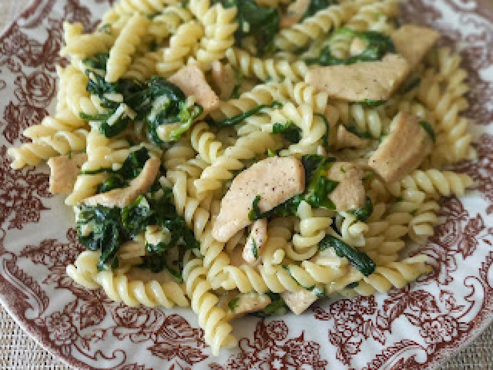 Kremowy makaron z kurczakiem i szpinakiem