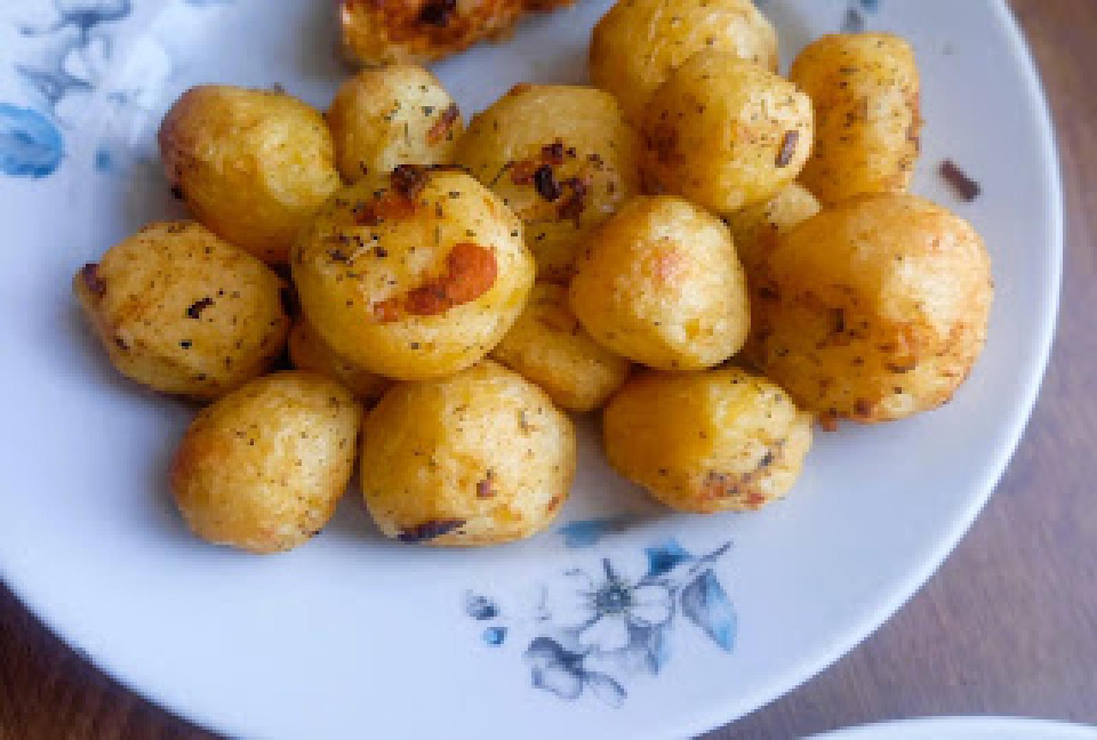 Ziemniaki pieczone w airfryer – chrupiące z zewnątrz, miękkie w środku