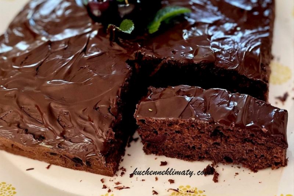 Ciasto czekoladowe z cukinią i czereśniami