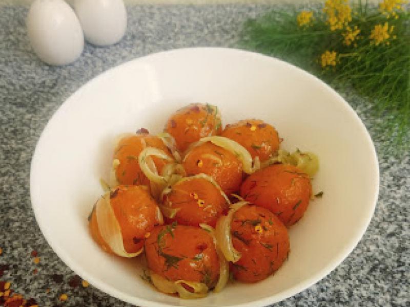 Kluski z batatów na maśle z cebulą i płatkami chili