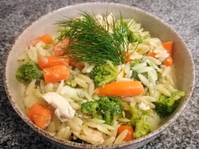 Potrawka z kurczaka, brokułem, kalafiorem i mini marchewkami