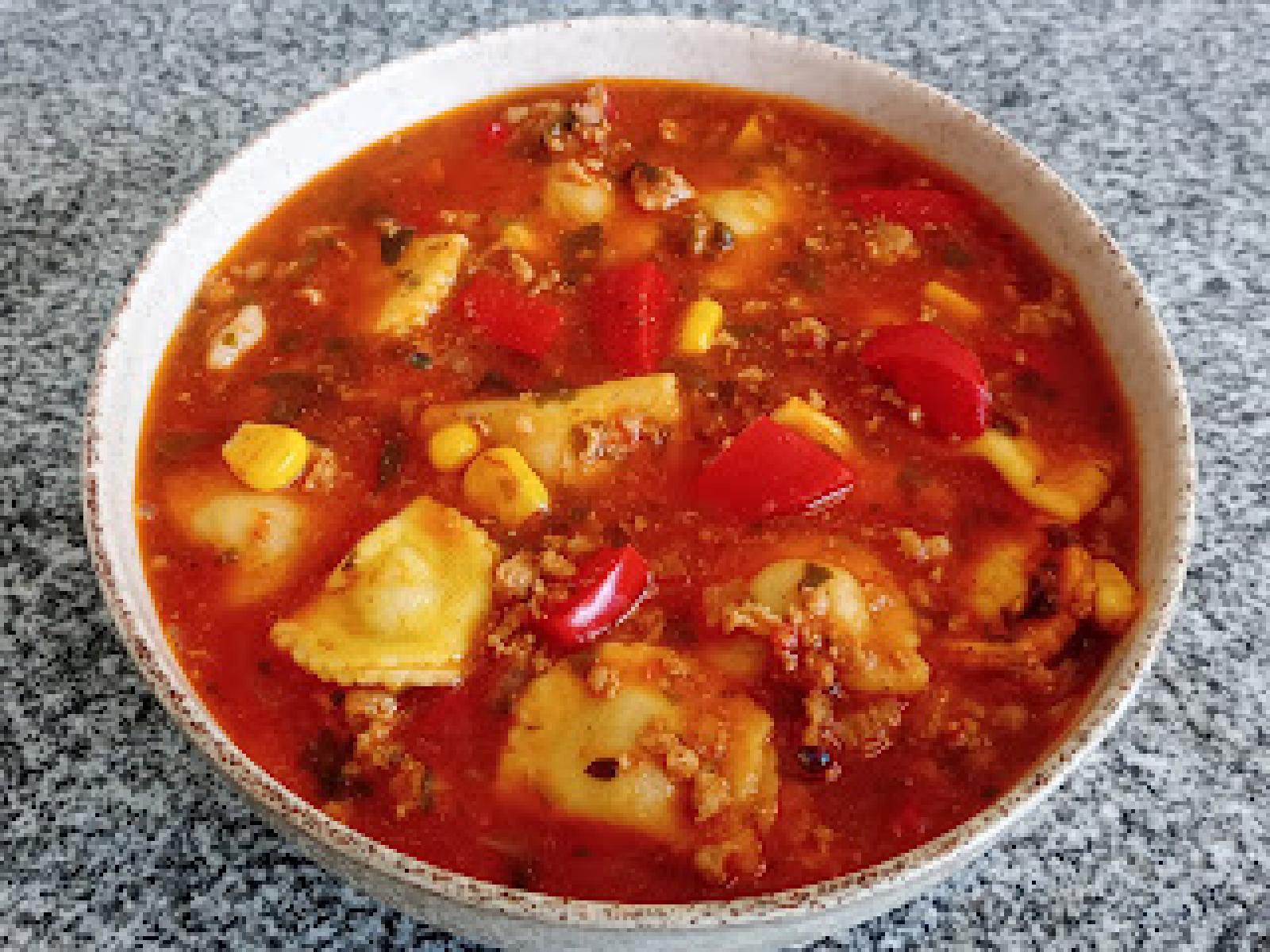 Zupa z mięsem mielonym i makaronem Mezzelune