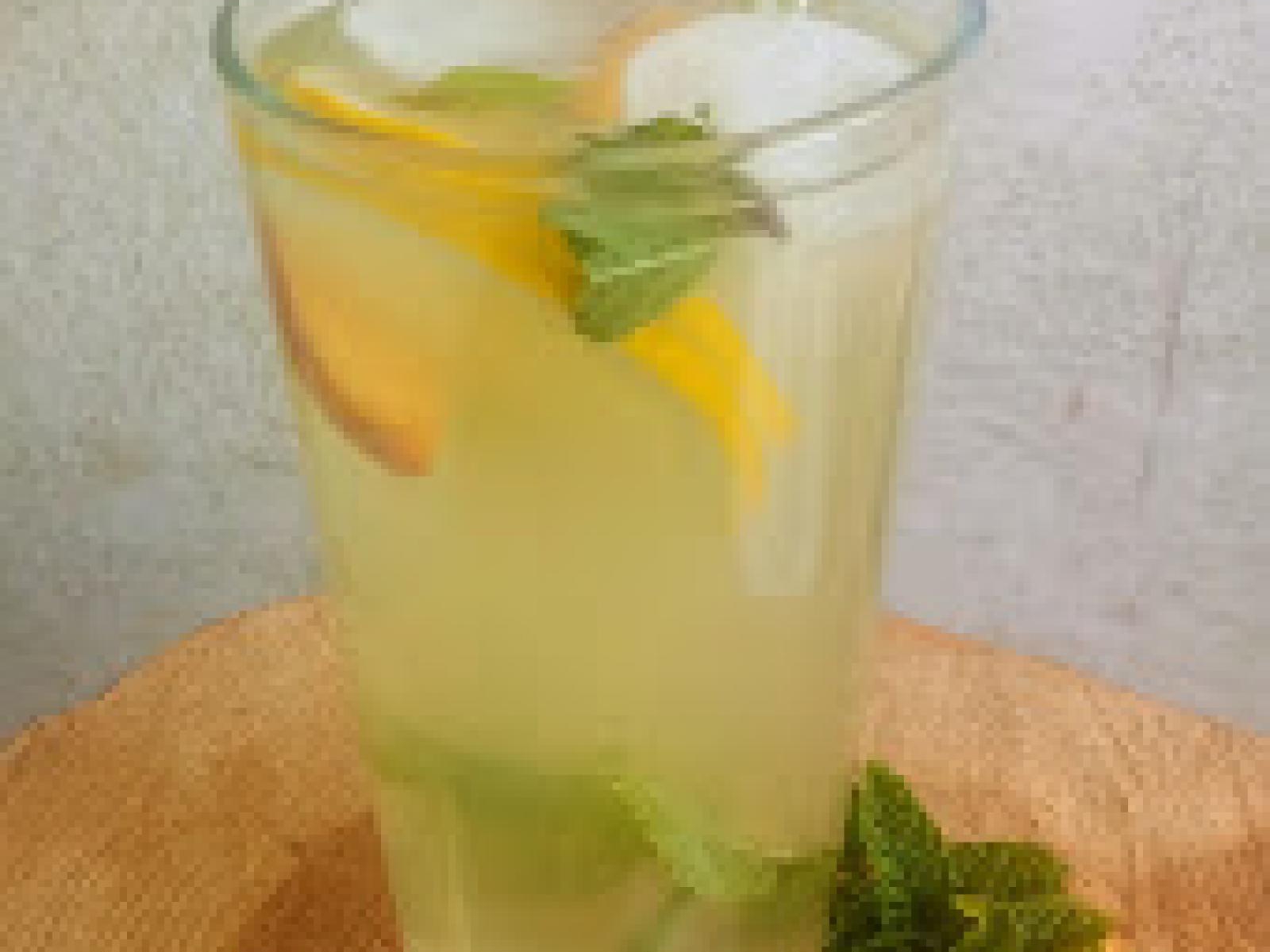 Lemoniada cytrynowo- brzoskwiniowa z miętą