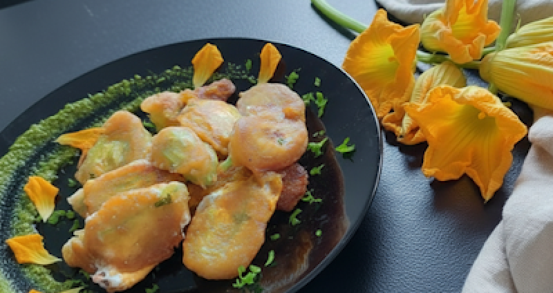 Kwiaty dyni w cieście z ricottą, suszonymi pomidorami i bazylią