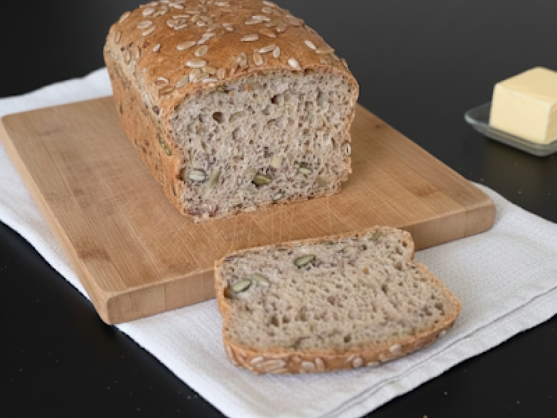Domowy chleb z ziarnami – puszysty, aromatyczny i idealny do masła