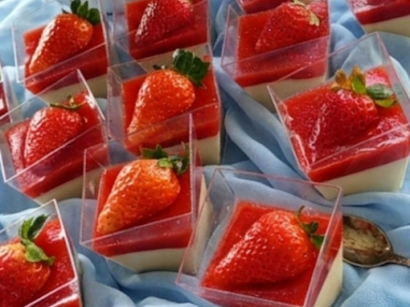 Mini deserki panna cotta z musem truskawkowym