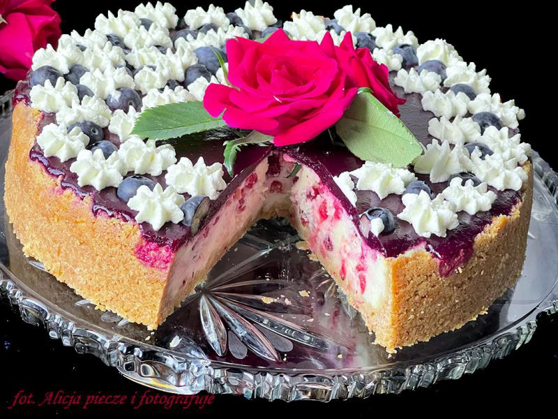 Sernik z porzeczkami i glazurą