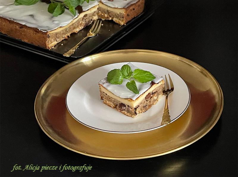 Sernik na białym maku