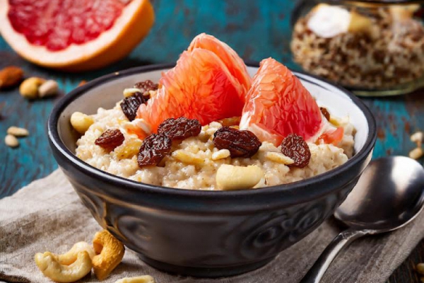 Owsianka z grapefruitem, rodzynkami i nerkowcami / Oatmeal with grapefruit, rasins and cashew nuts