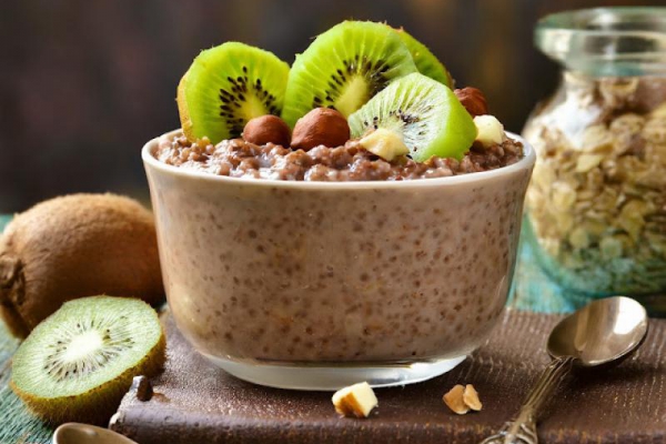 Owsianka czekoladowa z kiwi i orzechami laskowymi / Chocolate oatmeal with kiwi and hazelnuts